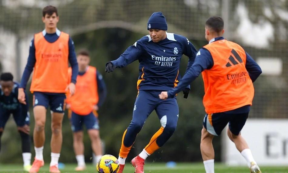 yy易游网页版包含冲刺阶段德甲焦点战，山东男篮扳平良机，悬念犹存，训练强度明显提升的词条